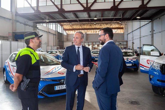 El alcalde Jorge Azcón en el cuartel de la Policía Local con los nuevos vehículos