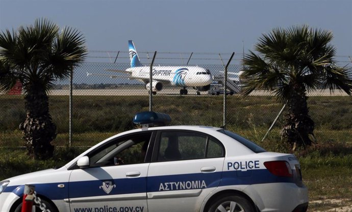 Policía frente al avión de EgyptAir en Chipre 