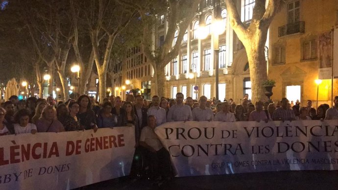 Momento de la manifestación en contra del asesinato de una mujer en manos de su pareja el domingo en la Colonia de Sant Jordi