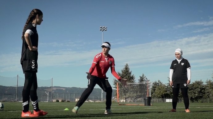 Kelly Lindsey da instrucciones a las jugadoras de la selección femenina de fútbol de Afganistán