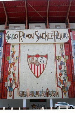 Frontal del estadio Ramón Sánchez Pizjuán
