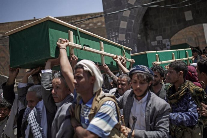 Fueneral por las víctimas de un bombardeo de la coalición saudí en Yemen
