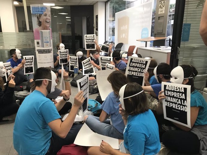 Activistes de Tsunami Democrtic ocupen una oficina de CaixaBank