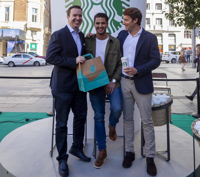 Deliveroo comienza a repatir a domicilio los productos de Starbucks en España