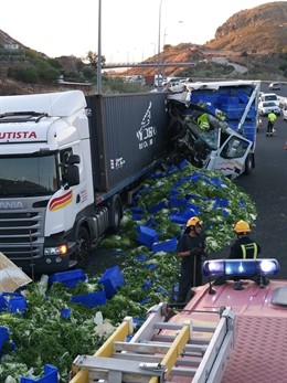 Colisión entre dos camiones en Málaga capital