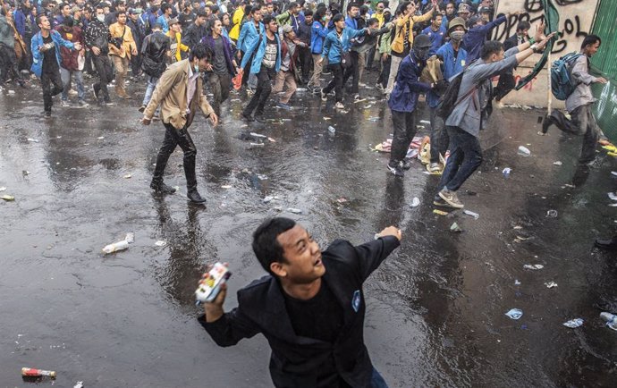 Indonesia.- Más de 300 heridos durante los disturbios en una manifestación en Ya