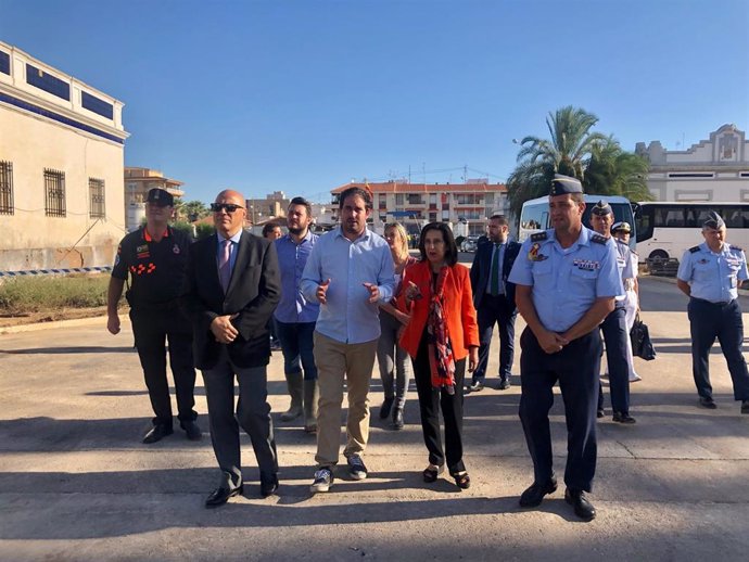 El alcalde de Los Alcázares, Mario Cervera, con la ministra de Defensa, Martgarita Robles, en el municipio costero
