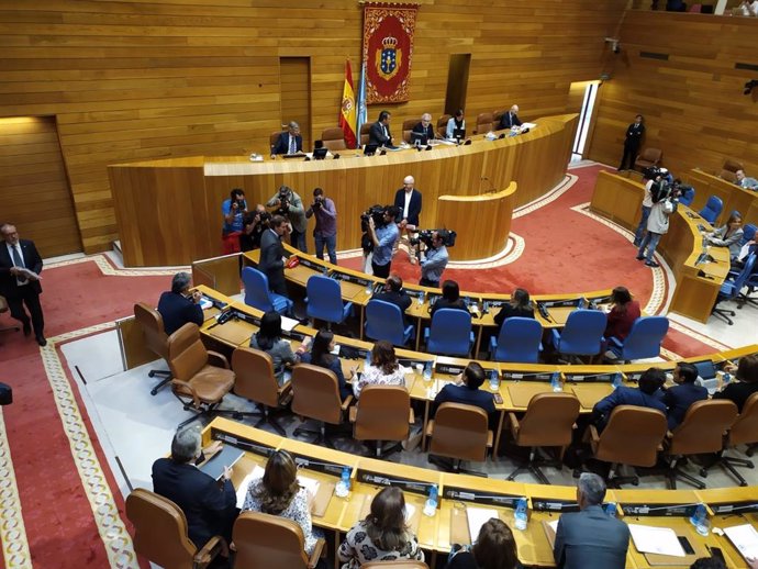 El presidente gallego, Alberto Núñez Feijóo, a su llegada al hemiciclo en el arranque del Debate sobre el Estado de la Autonomía