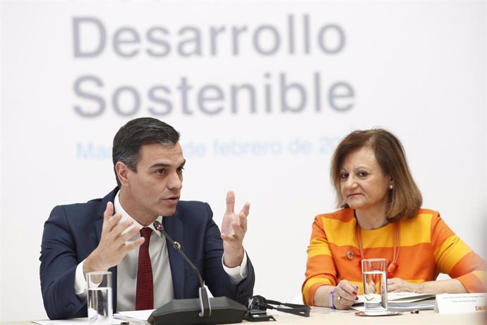 El presidente del Gobierno, Pedro Sánchez, y la alta comisionada para la Agenda 2030, Cristina Cristina Gallach, durante la presentación del Consejo Asesor de Desarrollo Sostenible. PEDRO SANCHEZ PEREZ-CASTEJÓN;