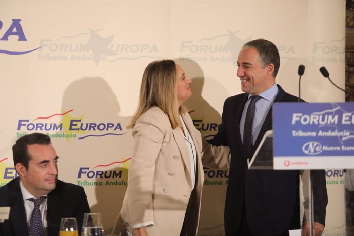 El consejero de la Presidencia, Elías Bendodo, y la consejera de Fomento, Marifrán Carazo, en el desayuno informativo Forum Europa Tribuna Andalucía.