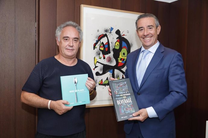 El chef Ferran Adri y Juan Antonio Alcaraz, director general de CaixaBank