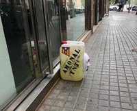 Els artefactes simulats també han aparegut davant les seus de Podem i la CUP