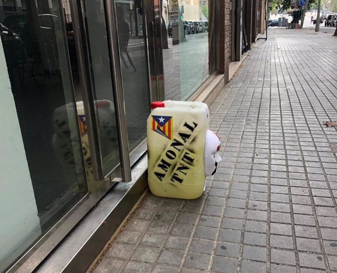 Bidó sospitós davant la seu de Podem