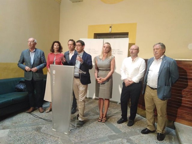 El conseller de Turismo, Iago Negueruela, acompañado de los representantes de los principales agentes económicos y sociales relacionados con el sector del turismo en Baleares.