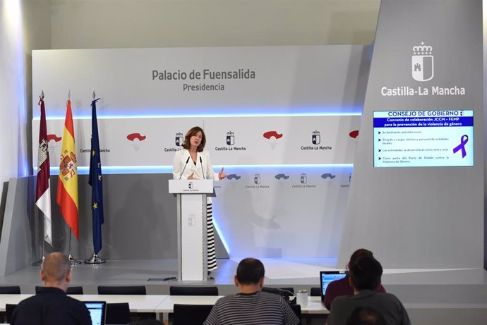 La consejera de Igualdad y portavoz del Gobierno de C-LM, Blanca Fernández, en la rueda de prensa del Consejo de Gobierno