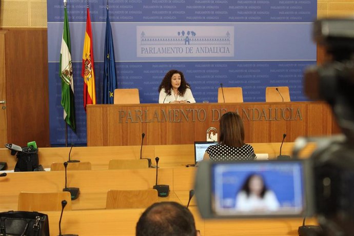 La portavoz parlamentaria de Adelante Andalucía, Inmaculada Nieto, en rueda de prensa