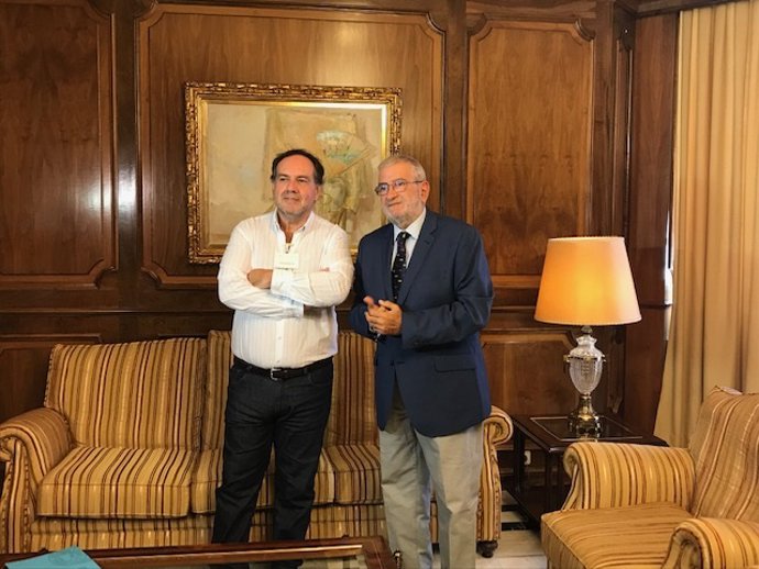 El codirector del CEMOP, Ismael Crespo, en su visita al presidente de la Asamblea Regional, Alberto Castillo