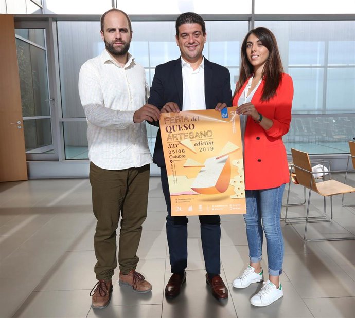 Presentación de la Feria Mercado del Queso Artesano de Teba (Málaga)  con asistencia del alcalde, Cristóbal Corral (i) y el diputado de Medio Ambiente, Cristóbal Ortega (c)