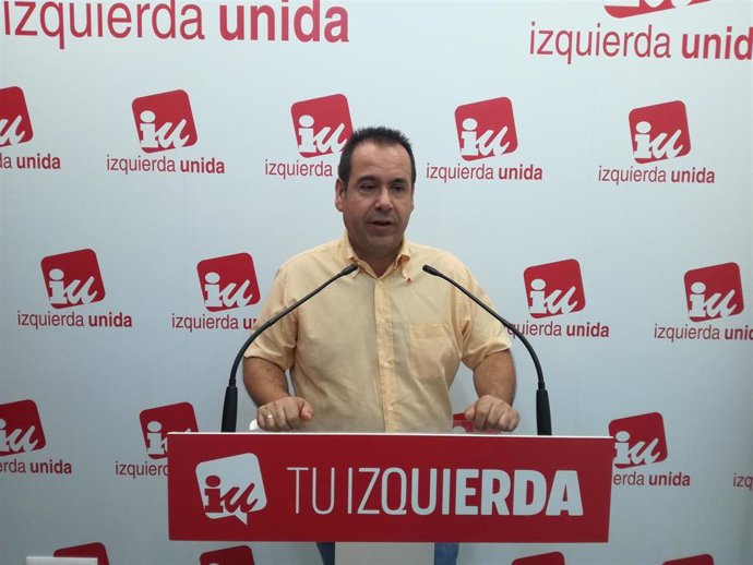 El coordinador regional de IU, Juan Ramón Crespo, en rueda de prensa.
