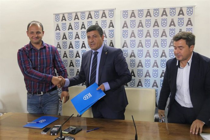 El presidente de la Diputación de Ávila, Carlos García, y el alcalde de Navalosa (Ávila), Iván Pato, firman el convenio para proteger los chozos.