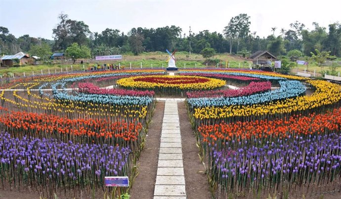 Jardín de tulipanes hecho con botellas de plástico