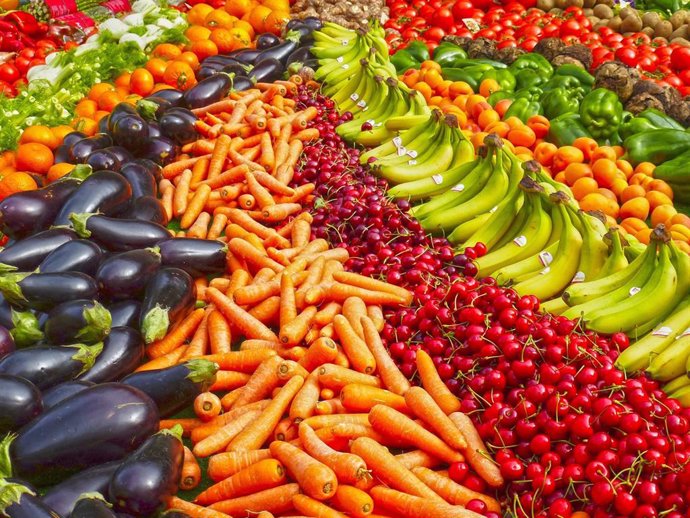 Frutas y verduras en un supermercado.