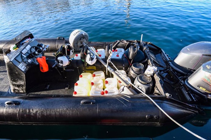 Unidades de la Guardia Civil de Ceuta han interceptado en el muelle oriental del Puerto de la ciudad autónoma una embarcación semirrígida para transportar inmigrantes