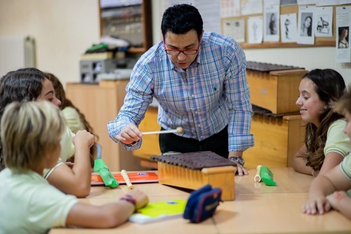 Los profesores Pascual Ruso y María Antonia Payá del Colegio CEU Jesús María de Alicante  impulsan el musical Un día especial para dar visibilidad al día a día de las personas con necesidades especiales