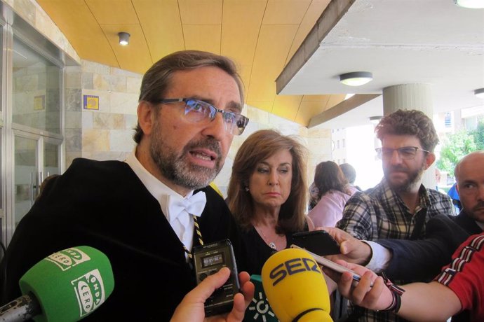 El rector de la Universidad de Jaén, Juan Gómez, atiende a los periodistas.