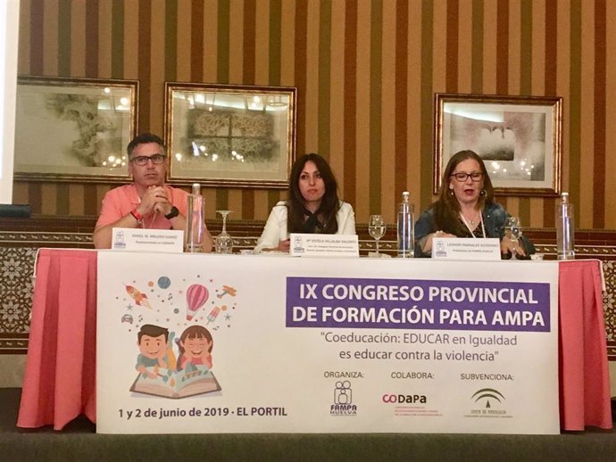 La delegada de Educación de la Junta en Huelva, Estela Villalba, en el centro durante el acto en el que intervino del IX Congreso Provincial de Formación