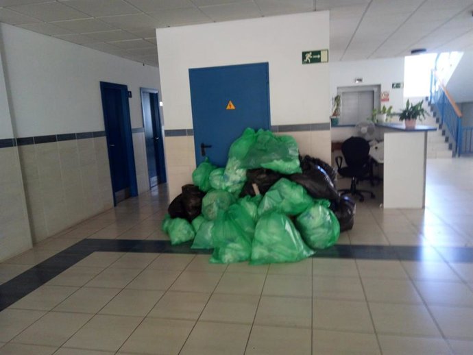 Basura acumulada en un centro de salud de Tenerife