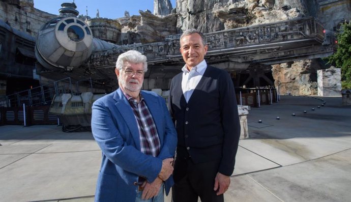 George Lucas junto a Bob Iger en Disneyland Resort Anaheim