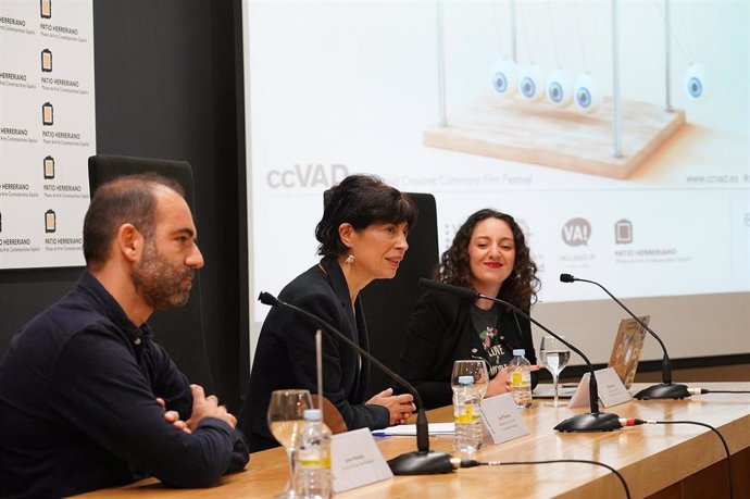 El director del Herreriano, Javier Hontoria; la concejal de Cultura, Ana Redondo, y la codirectora del ccVAD, Virgina Díez, en la presentación de la sexta edición de  Valladolid Creative Commons Film Festival.