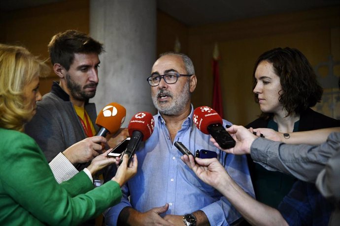 El portavoz de Equo en la Asamblea de Madrid,  Alejandro Sánchez, atiende a los mediso de comunicación en los pasillos de la Asamblea de Madrid, en Maadrid (España), a 25 de septiembre de 2019.
