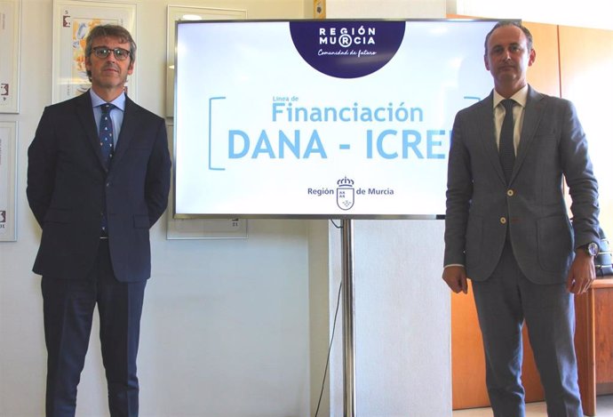 El consejero de Presidencia y Hacienda, Javier Celdrán, y el director general del ICREF, Luis Alberto Marín, durante la presentación de las líneas de crédito diseñadas y que movilizarán 11 millones de euros