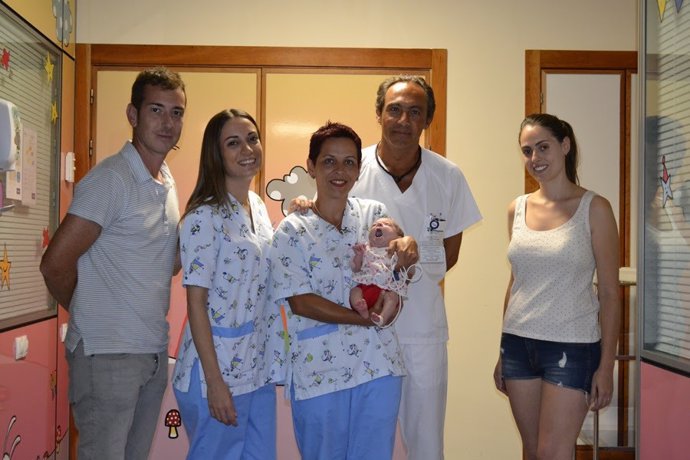 La pequeña Abril, junto a sus padres y los doctores del Hospital Vithas Nisa Rey Don Jaime de Castellón.