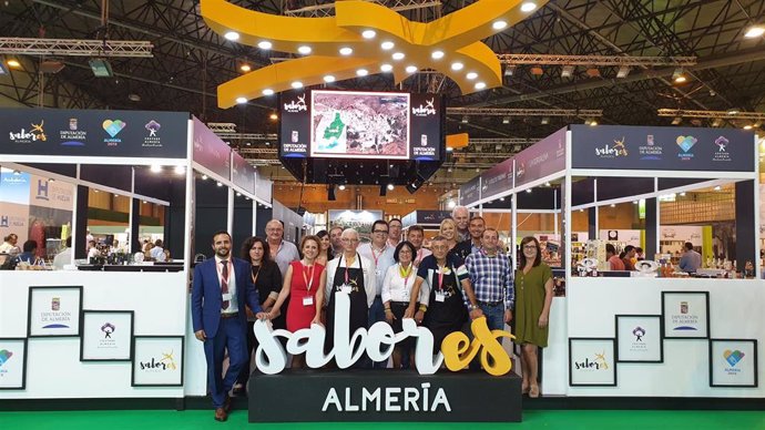 Empresarios en el estand de Almería Sabor