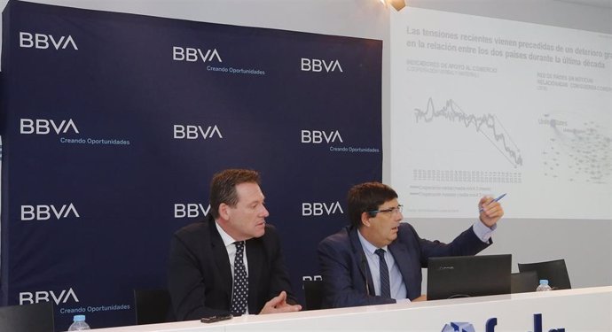 El economista jefe para España de BBVA Research, Miguel Cardoso, y el director Regional Centro Banca de Empresas y Corporaciones, Francisco Pla, en rueda de prensa