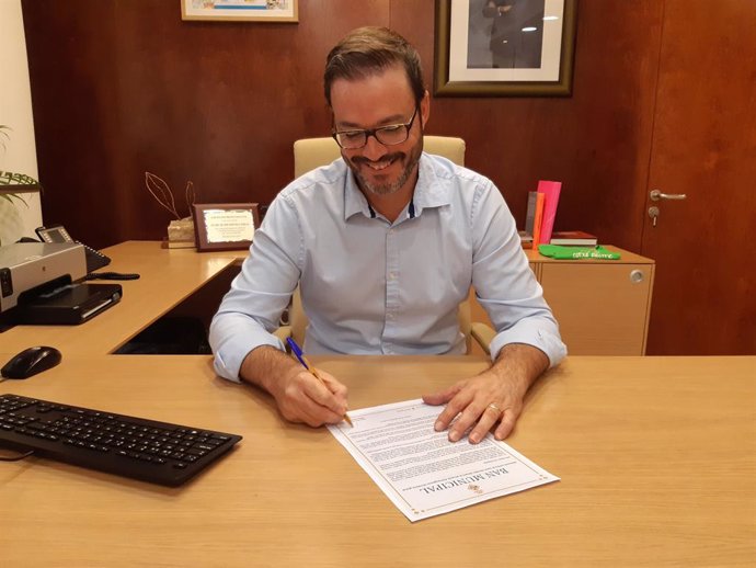 L'alcalde de Palma, José Hila, firma un ba municipal.