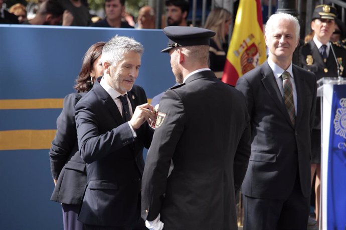 El ministro del Interior en funciones, Fernando Grande- Marlaska entrega una medalla a un policía, durante los actos celebrados por el Día de la Policía, en Logroño (España), a 25 de septiembre de 2019.