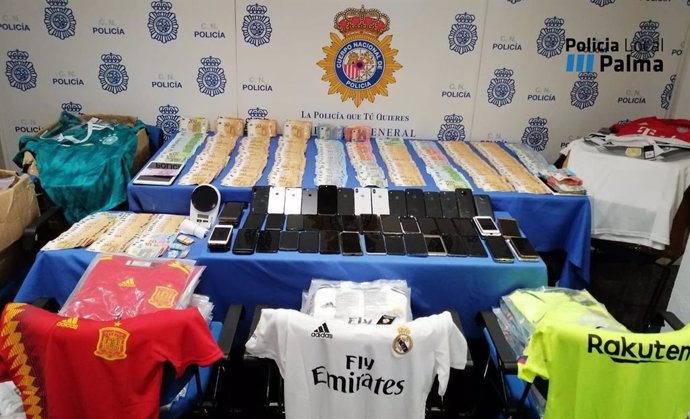 Efectos intervenidos en el operativo, entre ellos camisetas de fútbol falsificadas.