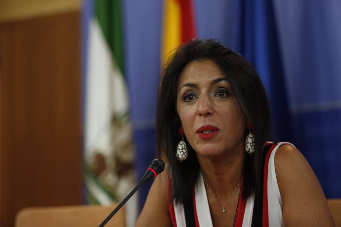 La presidenta del Parlamento de Andalucía, Marta Bosquet, en rueda de prensa.