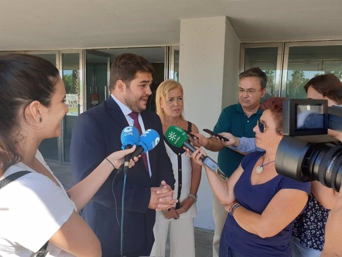 El delegado territorial de Turismo de la Junta de Andalucía en Cádiz, Miguel Rodríguez, atiende a medios