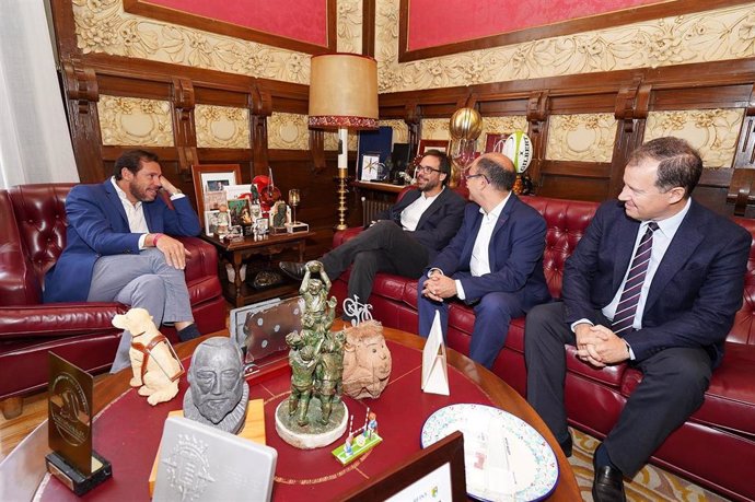 El nuevo gerente de Auvasa (segundo por la izquierda) mantiene un encuentro con el alcalde de Valladolid y el concejal Luis Vélez.