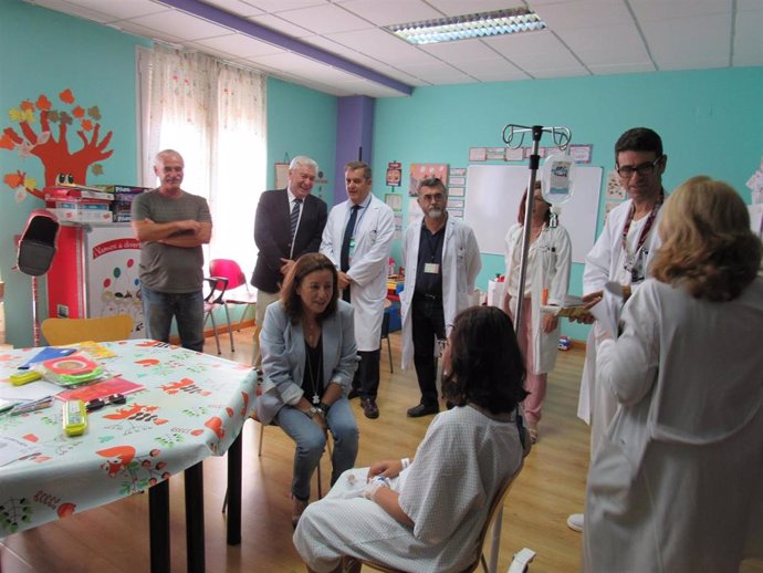 La delegada de Educación e Igualdad en Almería visita el Aula Hospitalaria del Hospital de Poniente
