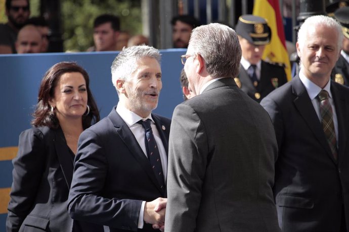 El ministro del Interior en funciones, Fernando Grande- Marlaska saludando, durante los actos celebrados por el Día de la Policía, en Logroño (España), a 25 de septiembre de 2019.