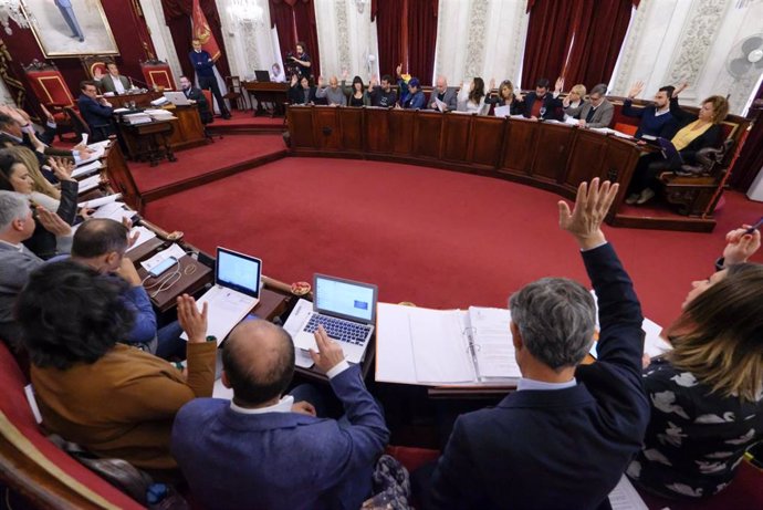 Pleno en el Ayuntamiento de Cádiz en una imagen de archivo