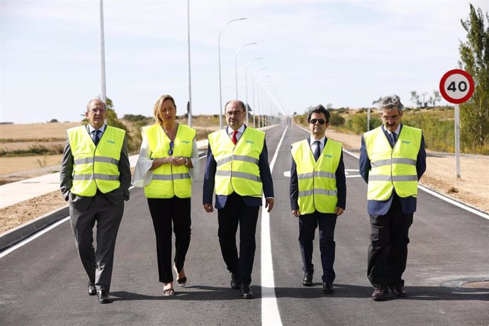 El presidente del Gobierno de Aragón, Javier Lambán, ha visitado las obras del vial que unirá la Plataforma Logística de Huesca con el casco urbano