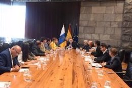 El presidente de Canarias, Ángel Víctor Torres, se reúne con alcaldes y concejales de Turismo de los ayuntamientos que integran la Asociación de Municipios Turísticos de Canarias para tratar la quiebra de Thomas Cook