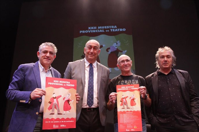 De izquierda a derecha el diputado de Cultura, Juventud y Deportes, José María Bravo, el presidente de la Diputación, Miguel Ángel de Vicente, Pedro Sanz de La Herradura Teatro y Marco Antonio Costa, gerente del Teatro Juan Bravo.